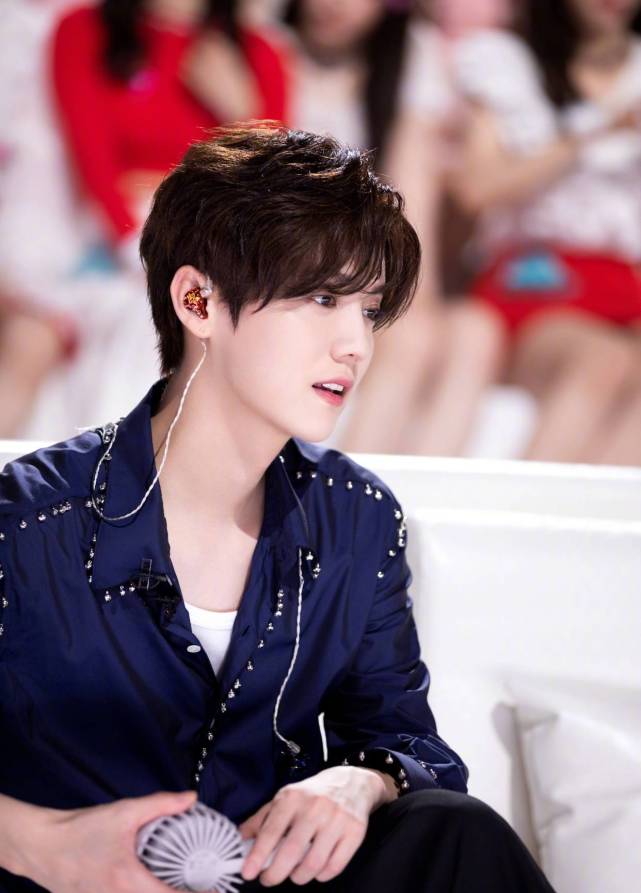 30岁鹿晗少年感绝了!复古蓝衬衫搭配黑色长裤,温柔俊逸