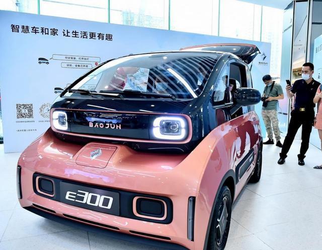 刚亮相就迎来高光时刻新宝骏e300亮相南宁颜值比smart高很多