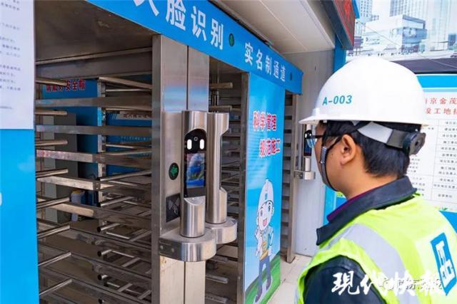 工人进行人脸识别考勤现代快报记者看到,《通知》对施工现场考勤