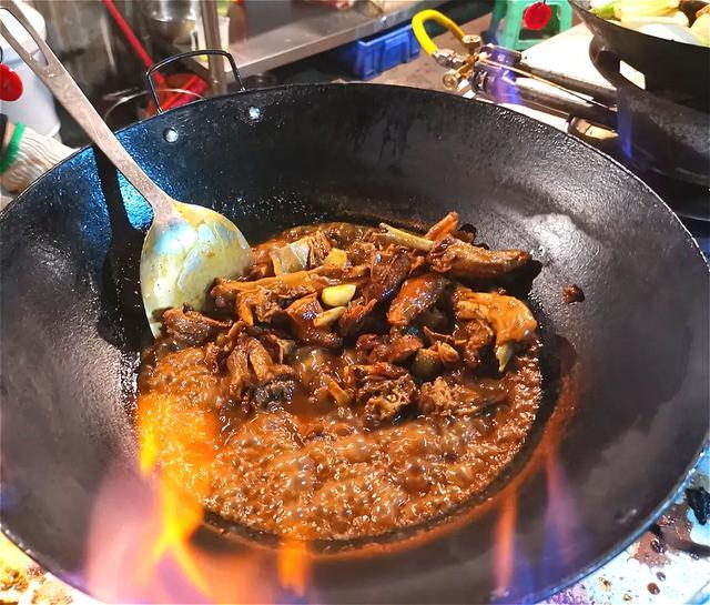 开在废墟上的极品醉鹅一排排铁锅现场爆炒阵阵飘香