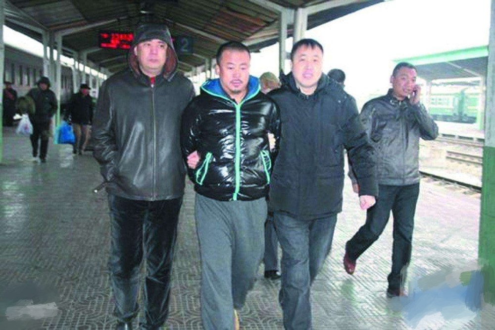 后来经过辨认确认盛乡的扮演者张国锋就是逃亡的吉世光,之后警方在