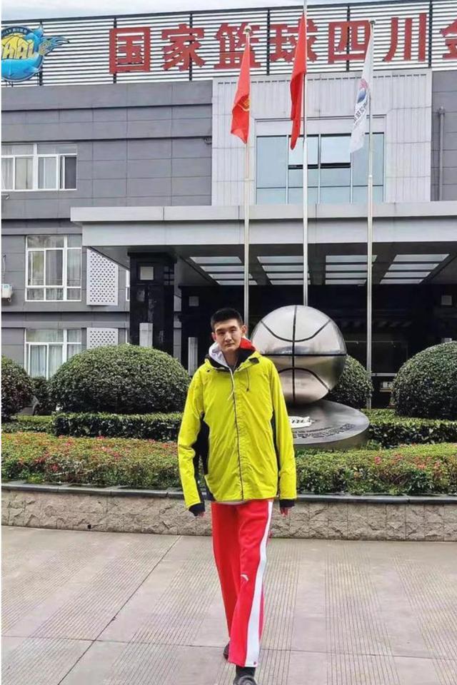 直到有一天,巴彦篮球协会副会长黄治国偶