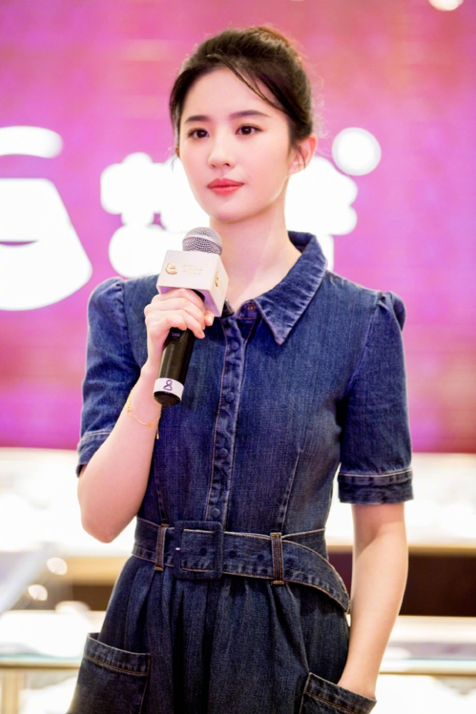 32岁刘亦菲气质绝了扎丸子头搭配牛仔连衣裙美如18岁少女