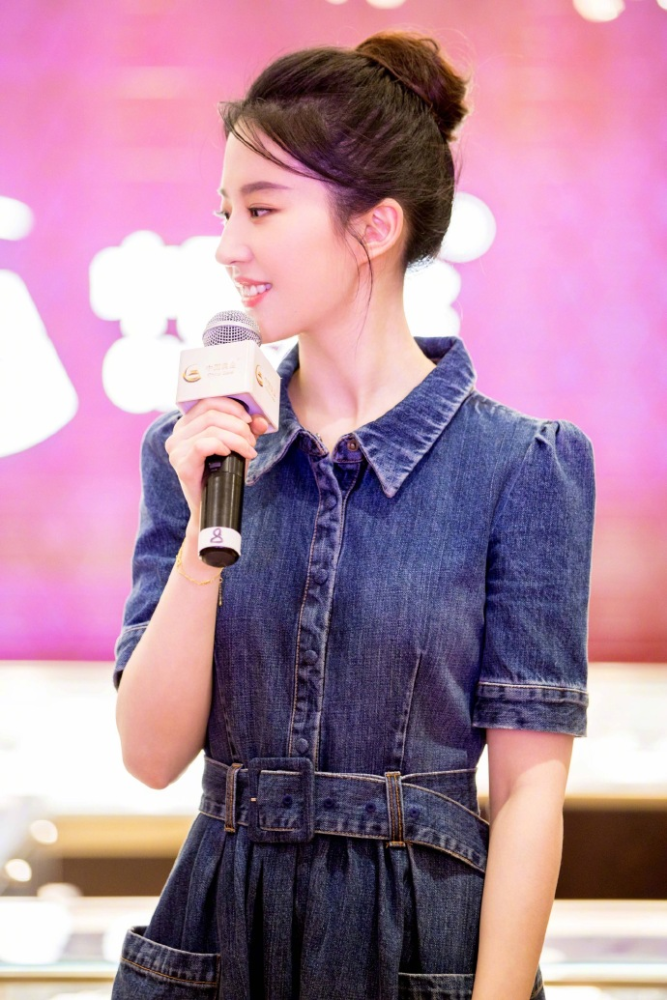 32岁刘亦菲气质"绝"了,扎丸子头搭配牛仔连衣裙,美如18岁少女