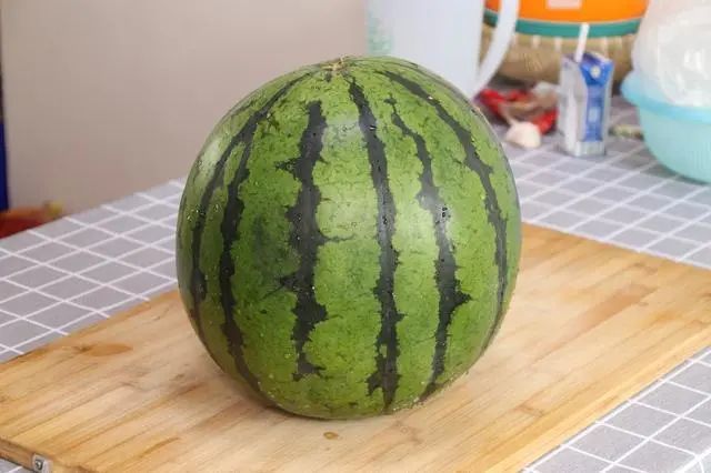 买西瓜时,不要只会听声音,教你挑"母西瓜",又脆又甜