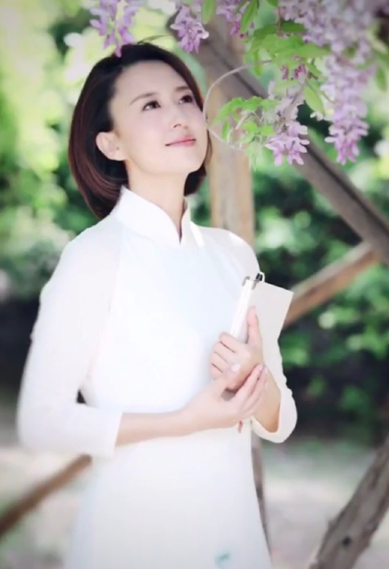 著名主持人张蕾气质全开波波头配白色旗袍彰显出东方女性韵味