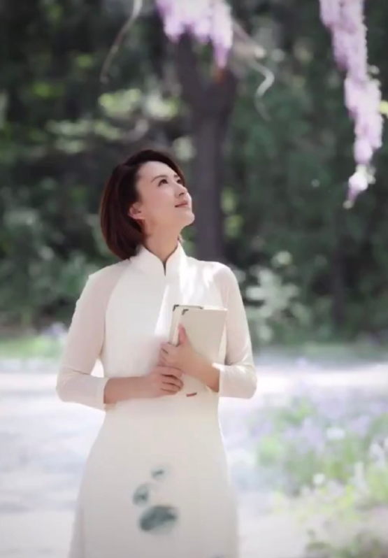 著名主持人张蕾气质全开波波头配白色旗袍彰显出东方女性韵味
