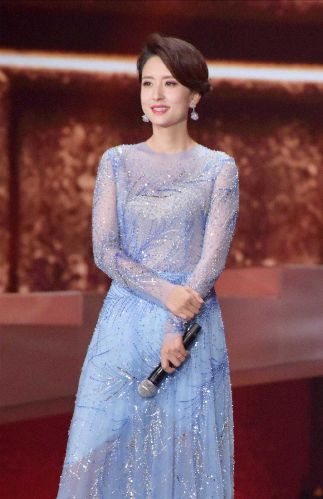 著名主持人张蕾气质全开,波波头配白色旗袍,彰显出东方女性韵味_腾讯