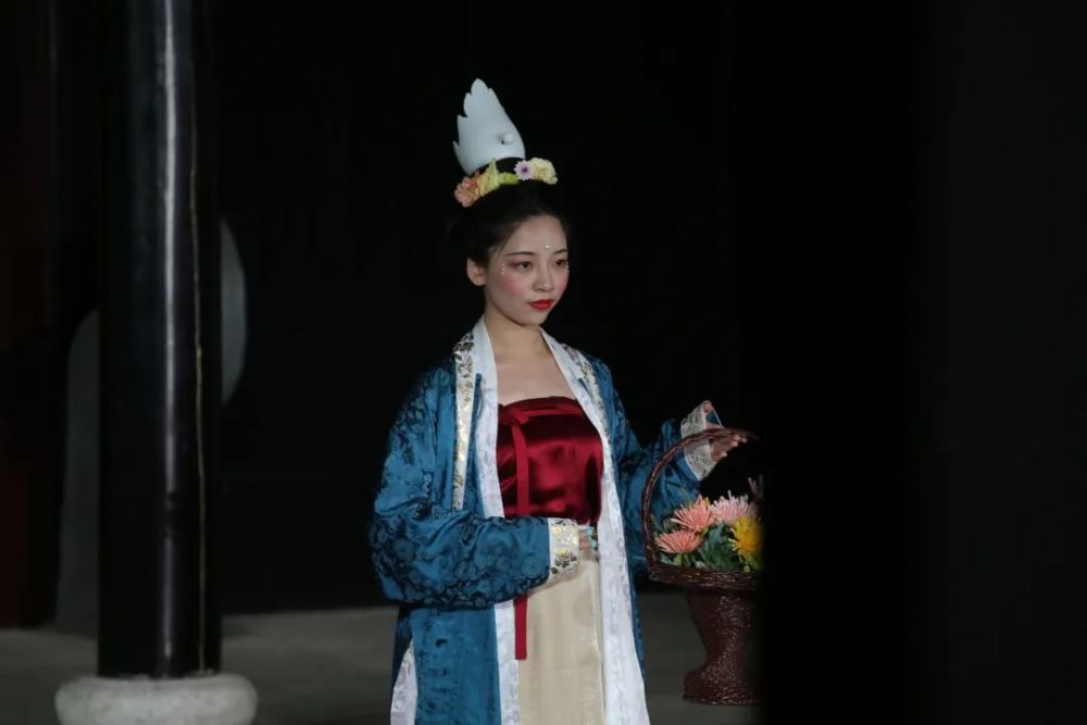 "杨雨莎除了置身于丝绸博物馆的"传统服饰秀"在"传统礼仪互动展示"前