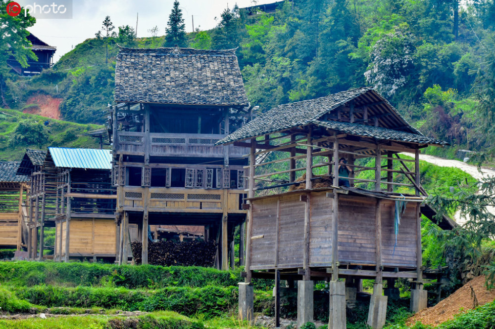 探访贵州小黄侗寨 几百座吊脚木楼依水而建_腾讯新闻