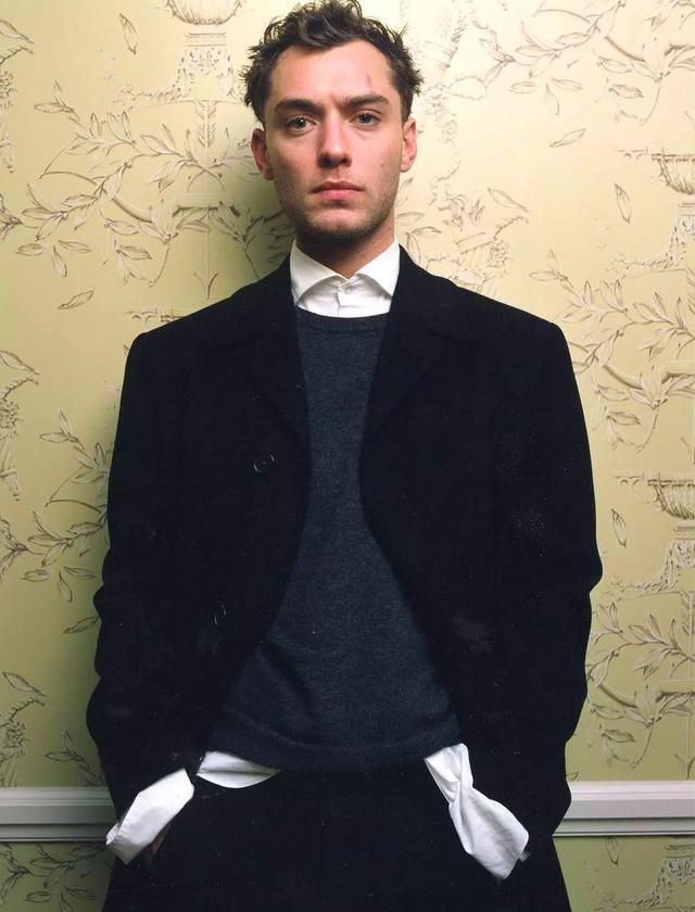 47岁裘德洛新造型变帅花白胡子戴帽遮秃头五五分身材罗圈腿