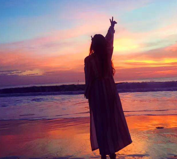 塔罗占卜:4个女人背影选出一个,测出你内心深处最牵挂的人是谁?