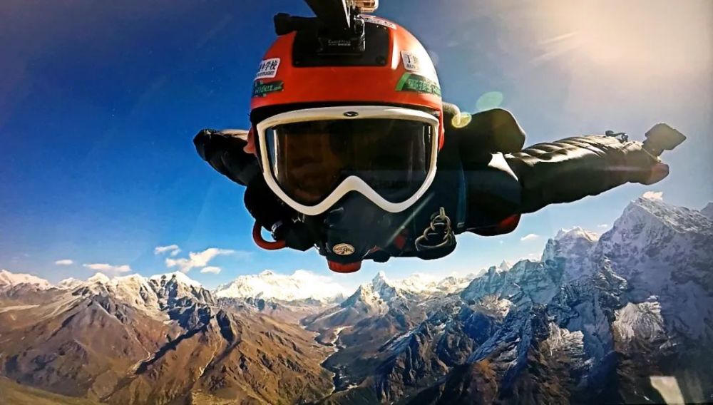 结合圈内人提供的数据,就不完全统计,国际上进行过高空翼装飞行的人数