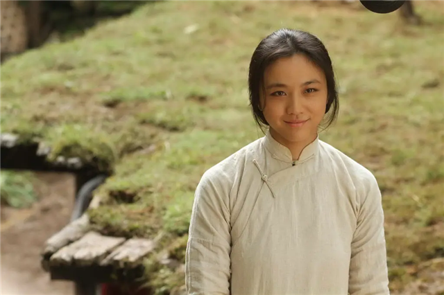 生活里醒悟,逃到一个偏远小镇,改名刘金喜,娶了汤唯饰演的阿玉为妻,过