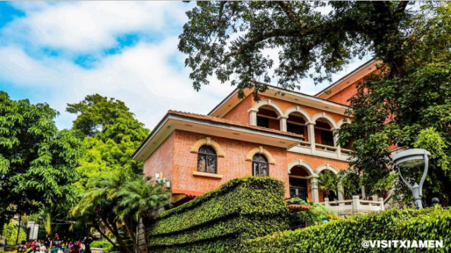 闻曾这样描述他在鼓浪屿之行中中国"史学四大家"之一的钱穆鸥光来远屿