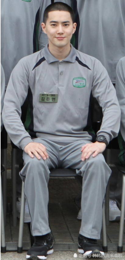 exo队长suho金俊勉军队照首曝光,素颜寸头皮肤白皙满脸笑容状态好