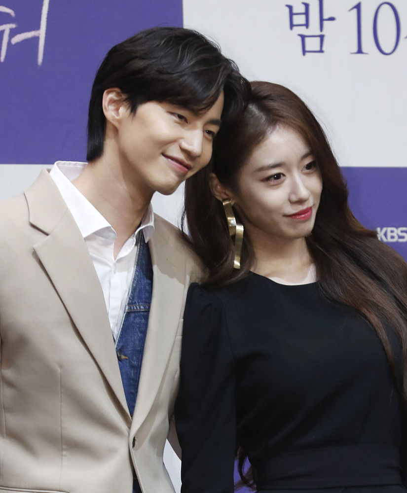 韩星朴智妍宋再临双双否认恋情 两人昔日发布会现场举止十分亲密_腾讯