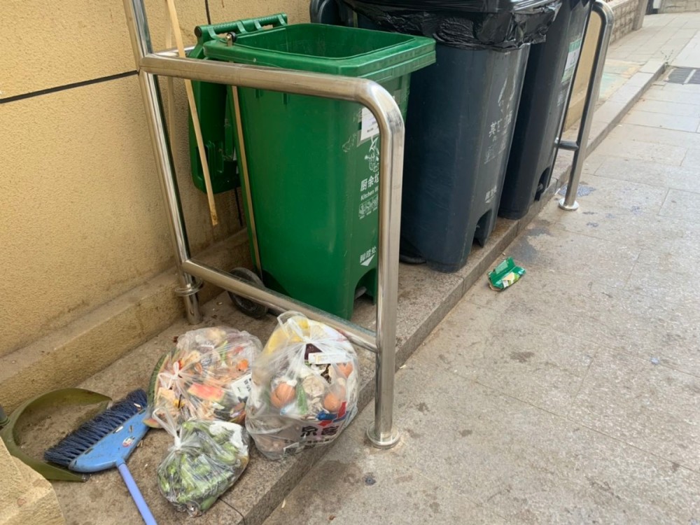 北京扔厨余垃圾一定要“破袋”吗？官方回应来了