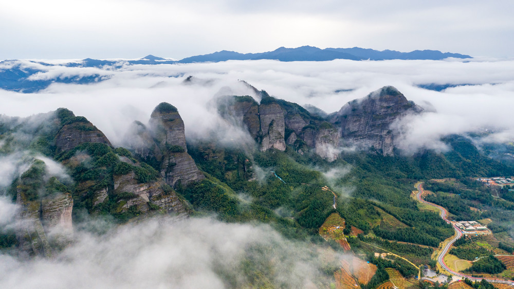九十九座丹霞奇峰平地突兀南武当山水壮美