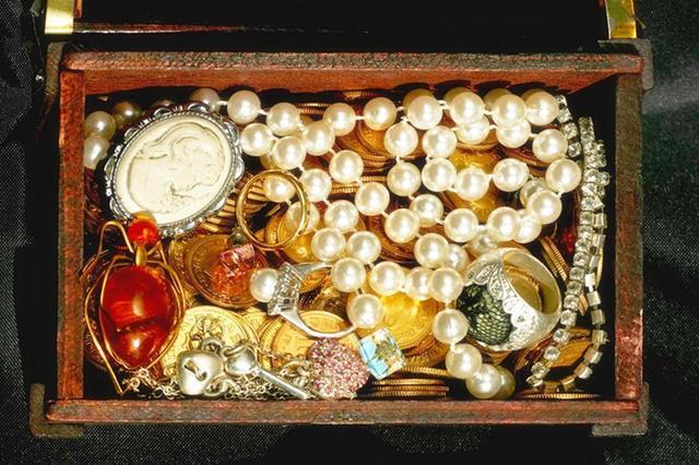 孙殿英盗墓后,无数珍宝就像人间蒸发了一样,现如今有了一些眉目