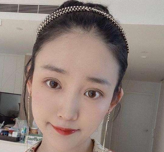 "绿地门"女主张雨婷被曝是学校校花,颜值超高,曾兼任平面模特_腾讯