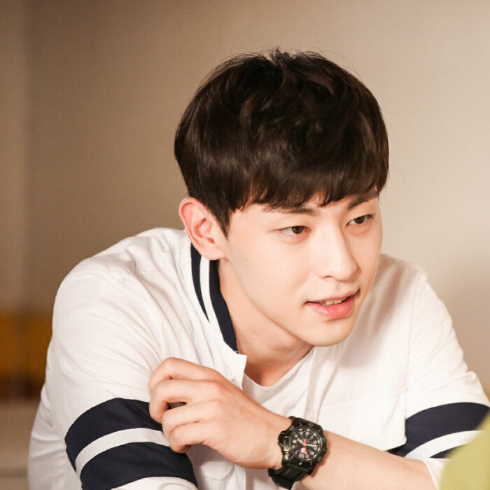 邓伦|邓伦高空展示惊人臂力，遭大张伟调侃臀型，密室笑出众多表情包