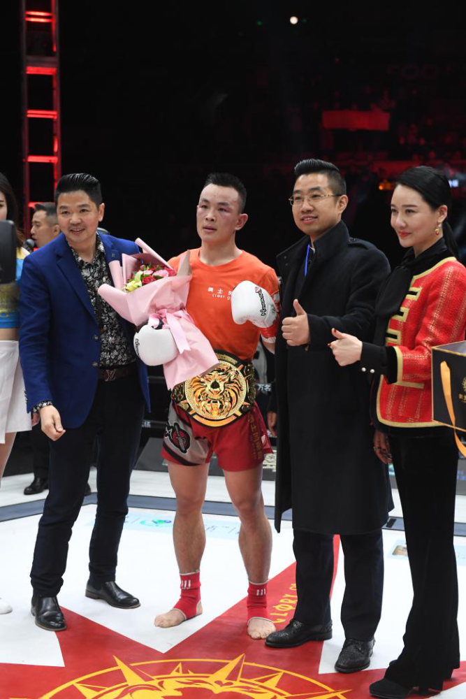 铁英华复仇战开局被读秒 奋起反击成功复仇拿下金腰带