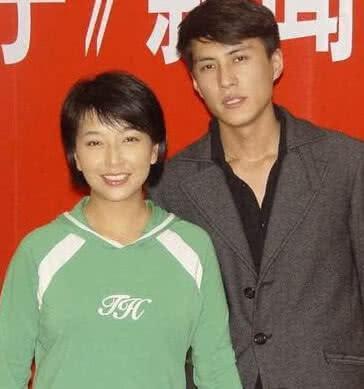 靳东|靳东和江珊同居五年，却为何娶了二婚的李佳