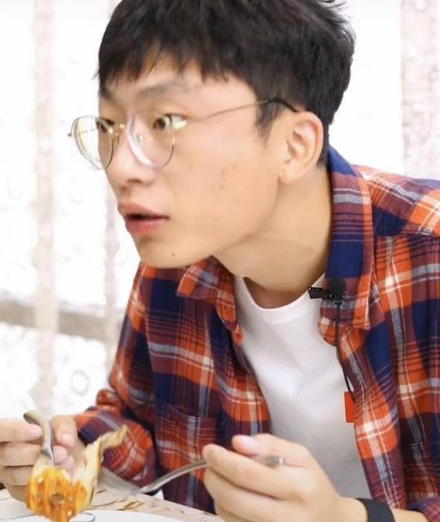 迪拜朋友请客吃牛排,中国小伙一口吞了盘里的煎蛋,服务员:土鳖