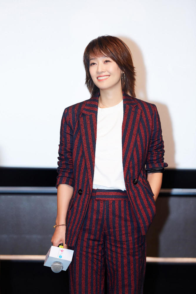 马伊琍很有职场女强人风范,穿条纹西服套装干练时髦,魅力十足,西装