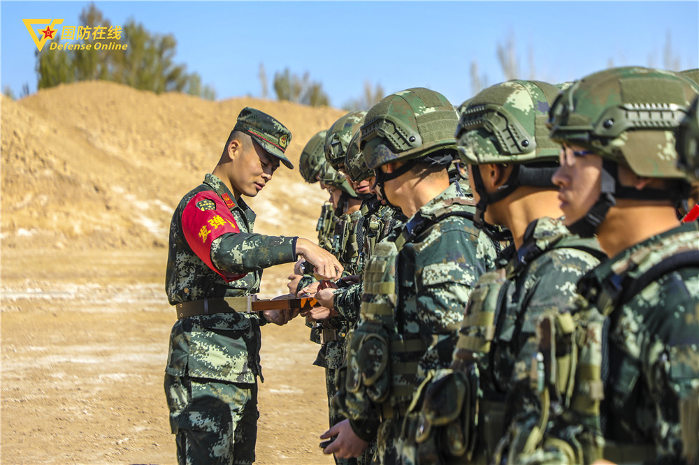 射击场上硝烟四起!武警官兵"首发命中"不服不行