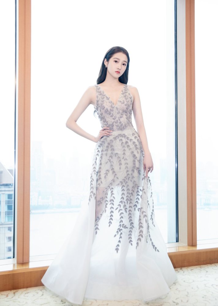 关晓彤真放得开,挑战透视刺绣裙却露打底,22岁就这么成熟?