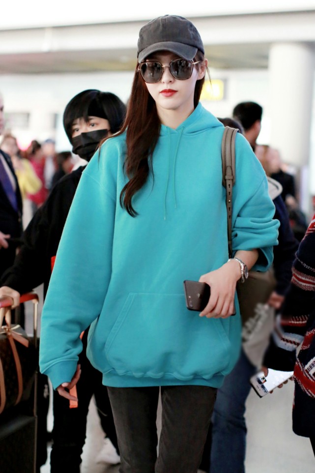 36岁唐嫣真是"甜"到骨子里,少女蓝卫衣活力满满,网友:太瘦