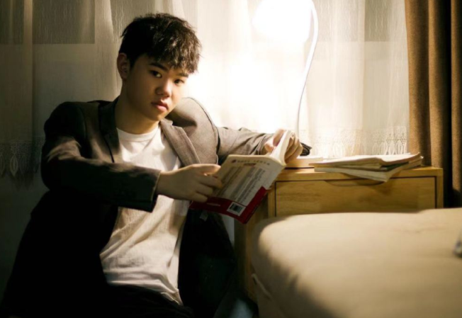 可杰"电影门"引发讨论,网友分为两派,孤影在直播间力挺他