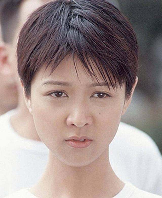 里薛凯琪却以一头短发出现,显得她的脖子真的超级长,当年更是被不少