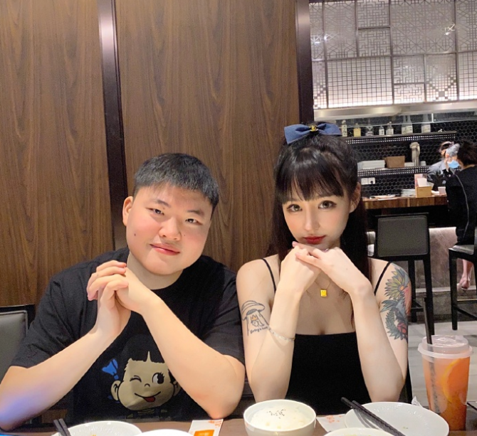 uzi约pdd打游戏,自己却扭头找女友,520谁都不容易