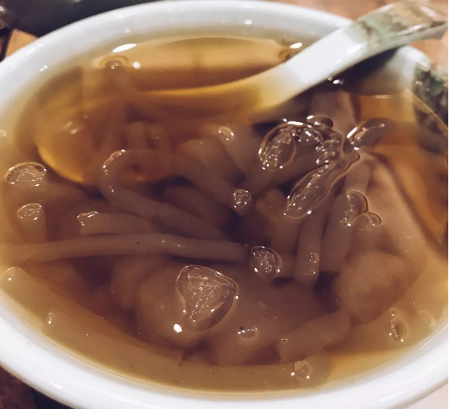 用凉开水撒上红糖,加上凉粉再放几颗煮好的冬瓜薏,完美.