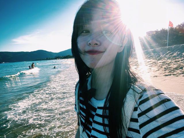 阚清子晒海边游玩照,条纹衫搭配背带裤,满满都是青春气息_腾讯新闻