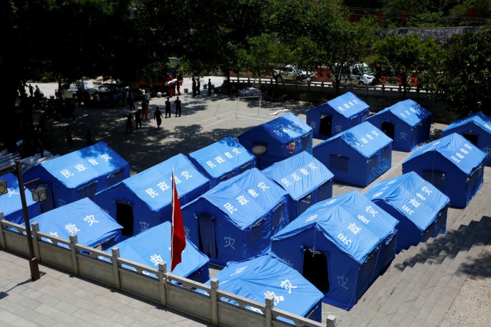5月19日,拍摄在云南省巧家县小河镇应急避难场所搭建帐篷 闫科任 摄