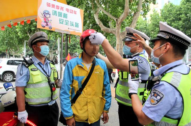 華州區騎車的速看!6月1日起騎電動車要戴頭盔,騎摩托不戴頭盔處罰