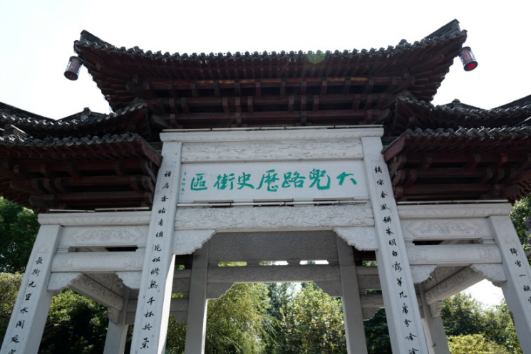 之间,南北长780米,东西宽150米,北靠明清著名运河税关——北新关,南依