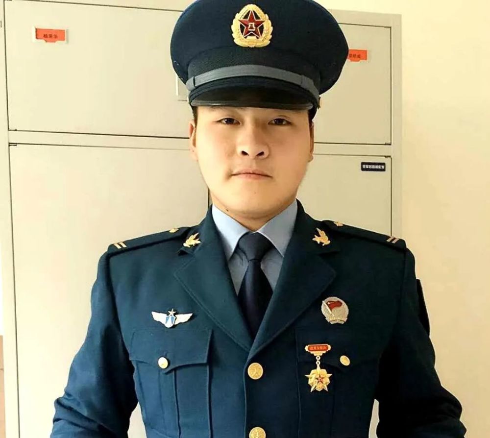 邱智2015年至2017在人民解放军重庆某空军地勤部队服役,2018年考入