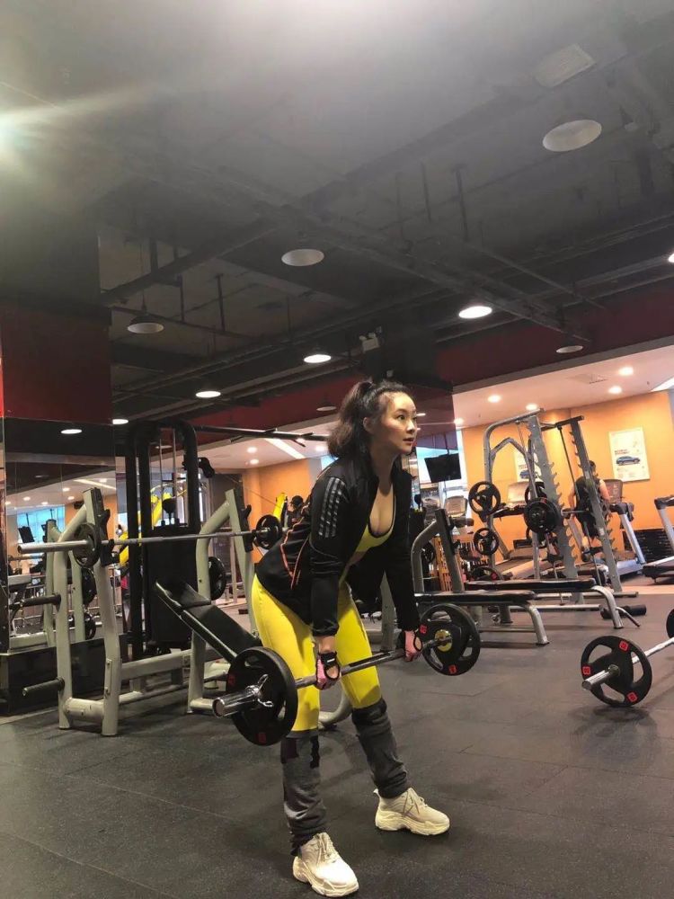 我是周慧,坚持健身已经十余年了,不过我和你们想象的不一样,我与舍宾