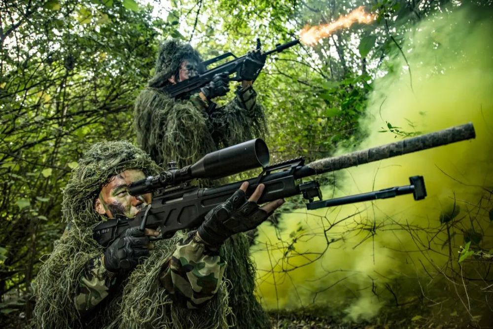 酷图来袭,带你直击武警特战队员密林"反恐"现场!