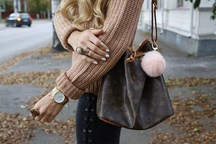 高奢品牌出街撩妹lv水桶包大驾光临背着展现女人的独特气质