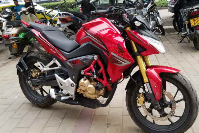 出来,在新大洲本田的国四150摩托车中,综合实力最强的就是这款cbf150r