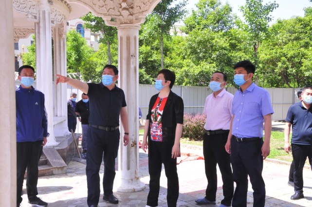 薛城区副区长李利萍调研舜耕中学非毕业年级复学准备工作