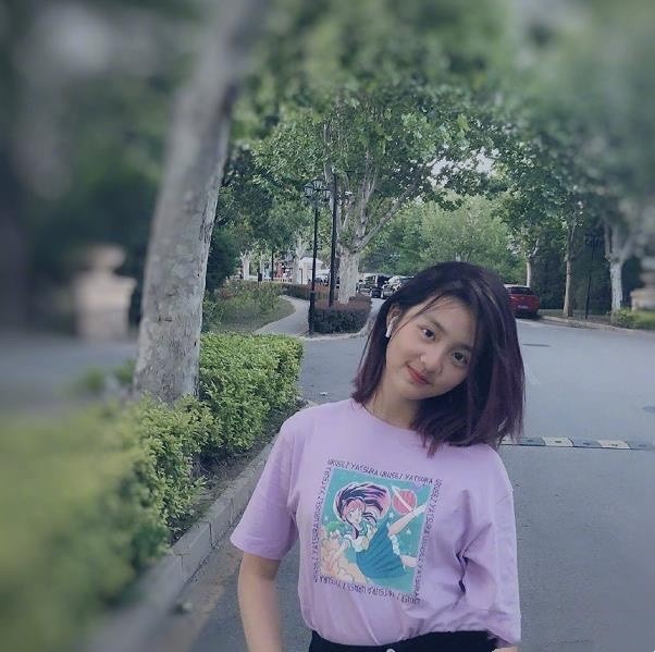 黄磊女儿黄多多气质非一般,黑色t恤配9分裤,一头金发颜值赶超妈