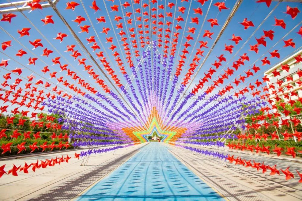 5万个彩色风车全长56米五角星形的七彩风车长廊风吹风车转,车转幸福来