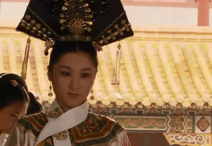 袁艺是90后,在出演《甄嬛传》之前也参加过很多古装剧的拍摄,可是一直